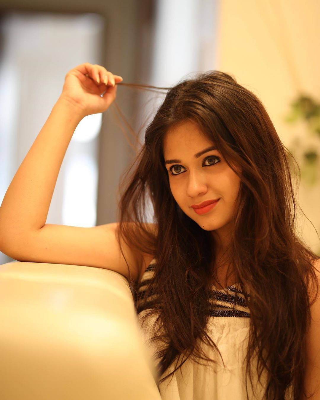 Jannat Zubair, long dark hair, smiling warmly, HD Phone Wallpaper