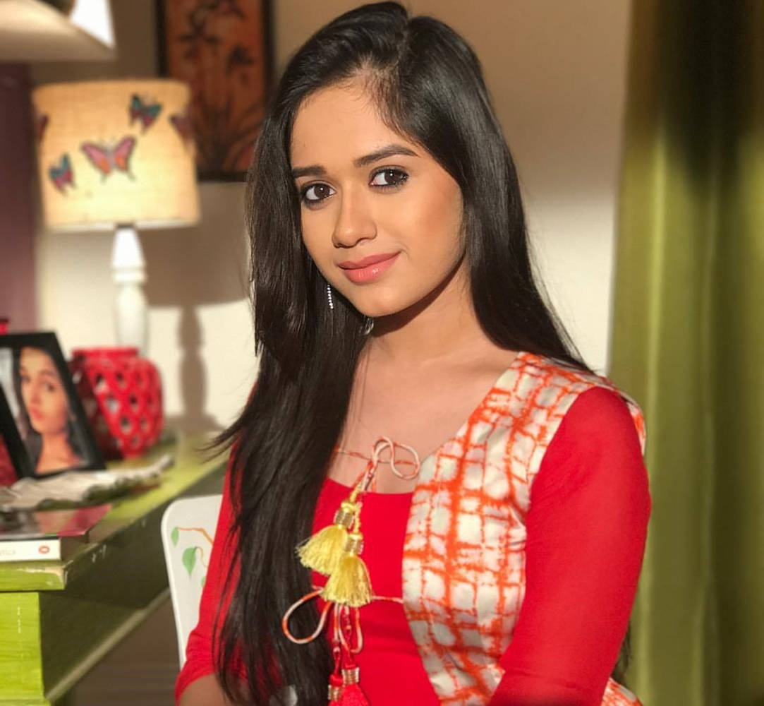 Jannat Zubair, Traditional Indian Attire, butterfly lamp, SD Desktop Wallpaper