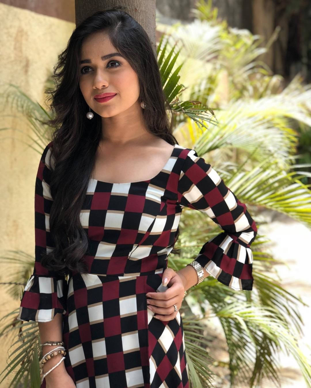 Jannat Zubair, checkered dress, palm fronds, HD Phone Wallpaper