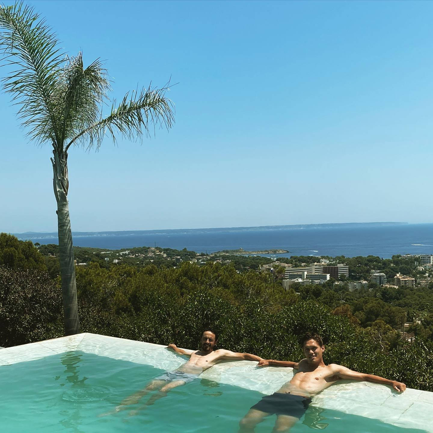 Jannik Vestergaard, rooftop infinity pool, coastal town, HD Desktop Wallpaper