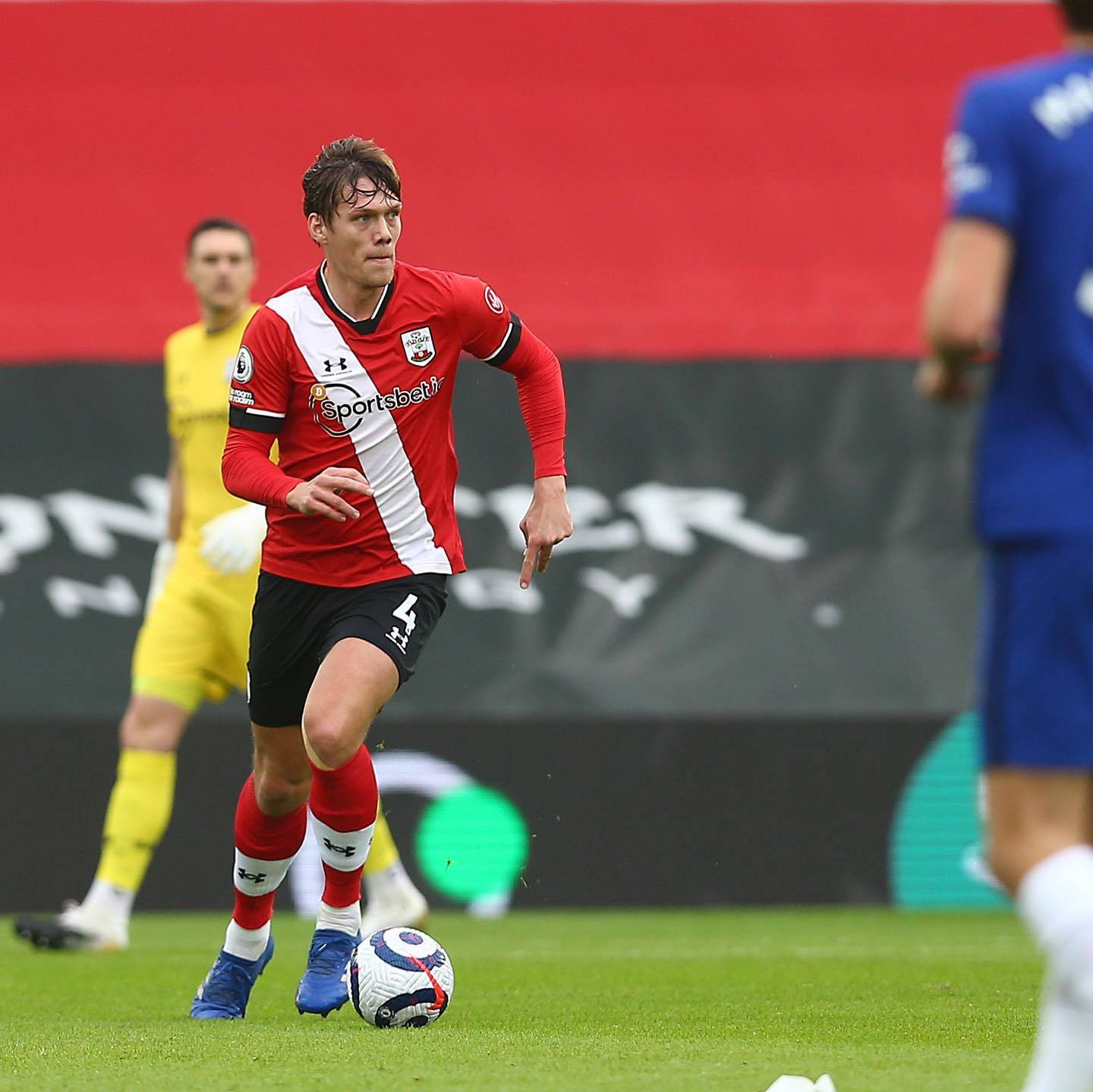 Jannik Vestergaard, red and white striped jersey, vibrant green pitch, HD Desktop Wallpaper