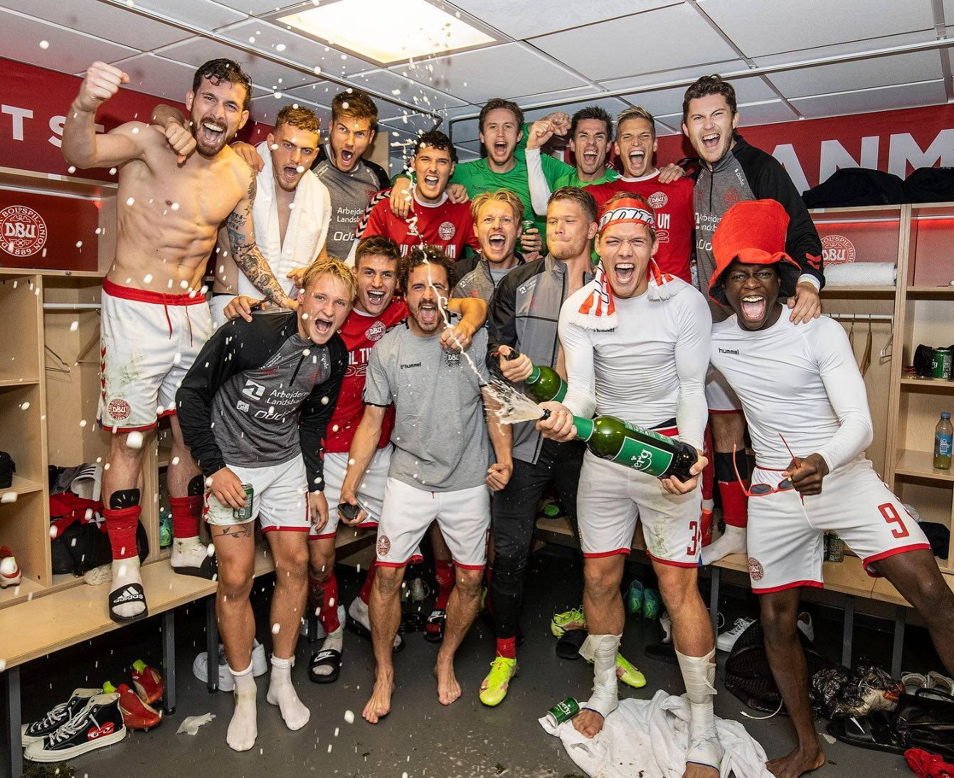 Jannik Vestergaard, locker room, confetti, HD Desktop Wallpaper
