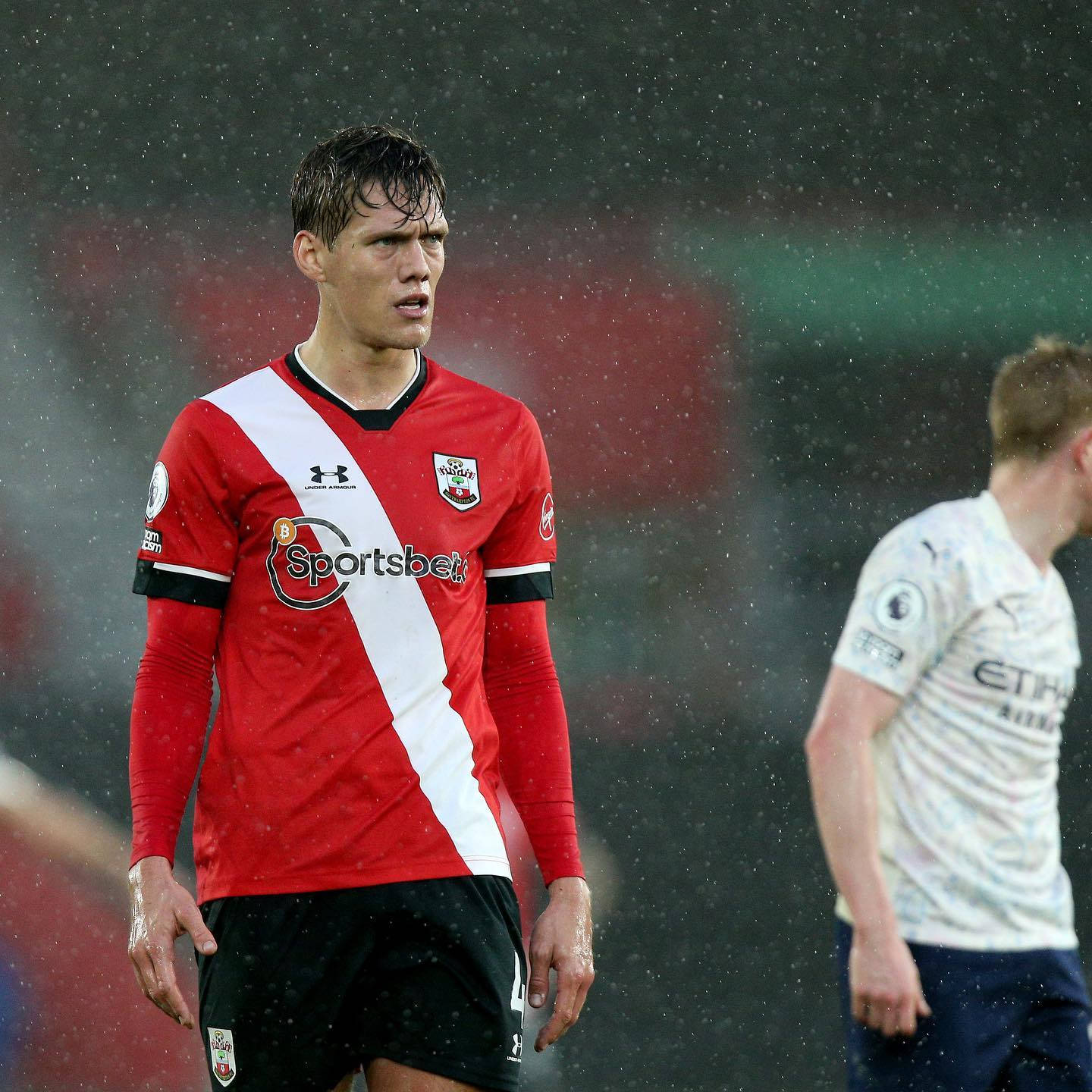 Jannik Vestergaard, red and white striped jersey, rain, HD Desktop Wallpaper
