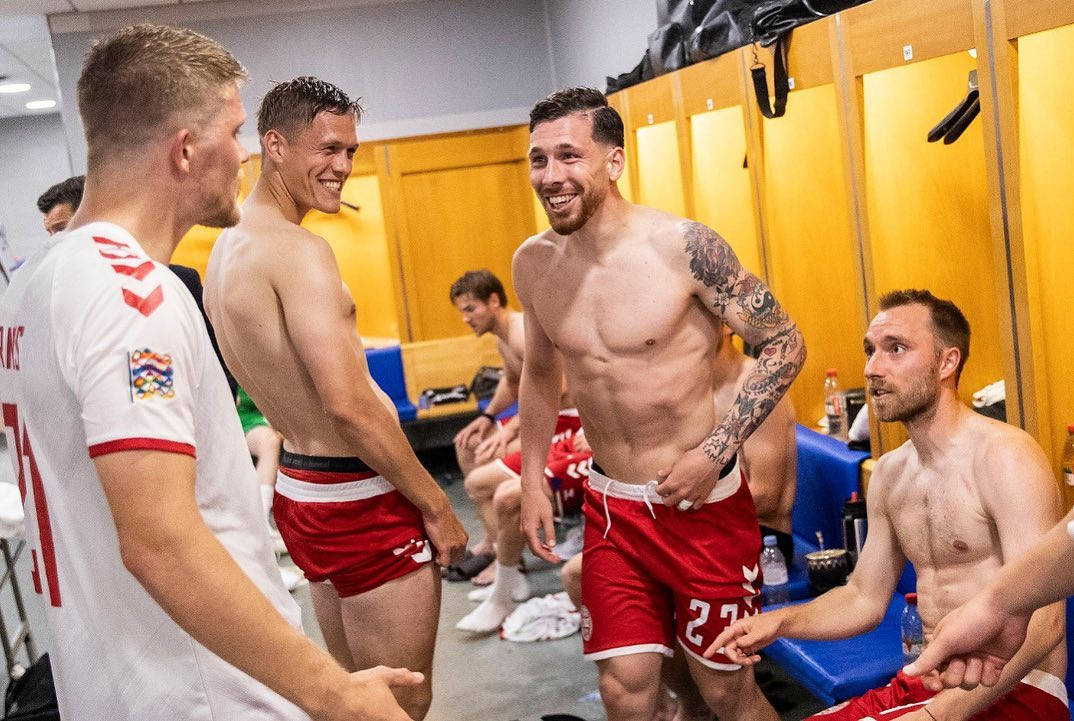 Jannik Vestergaard, red shorts, wooden cabinets, SD Desktop Wallpaper