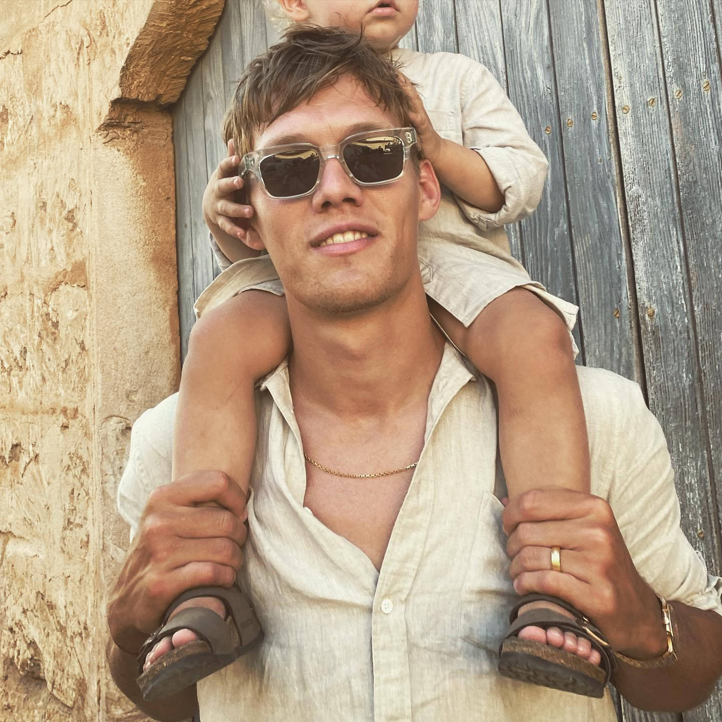 Jannik Vestergaard, sunglasses, rustic stone and wooden door, HD Desktop Wallpaper