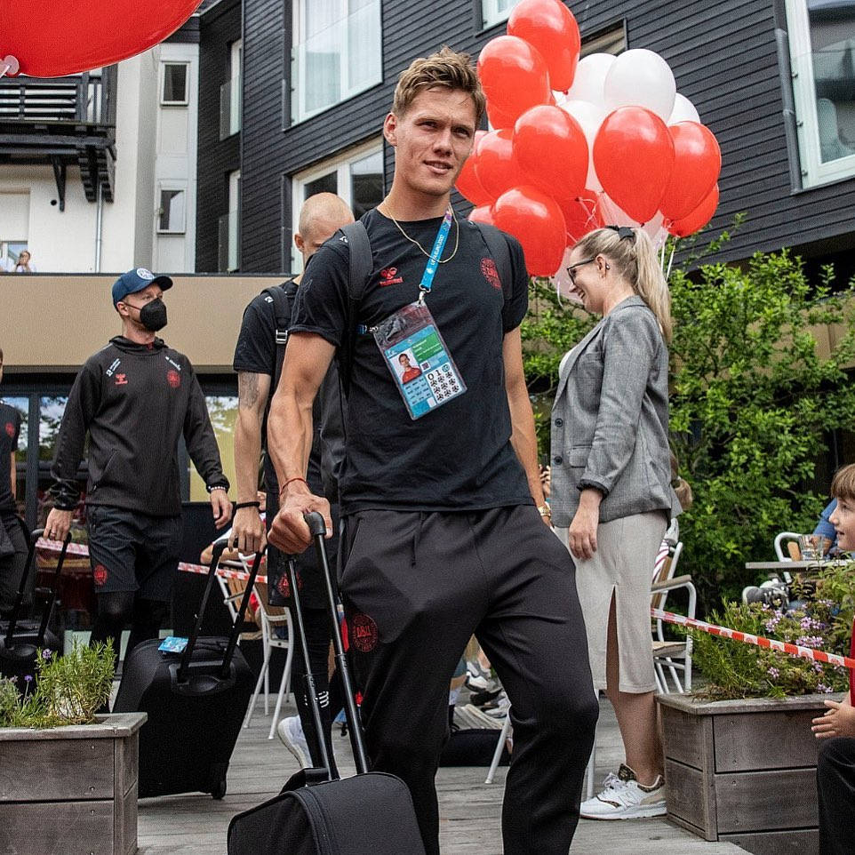 Jannik Vestergaard, all black, red and white balloons, SD Desktop Wallpaper