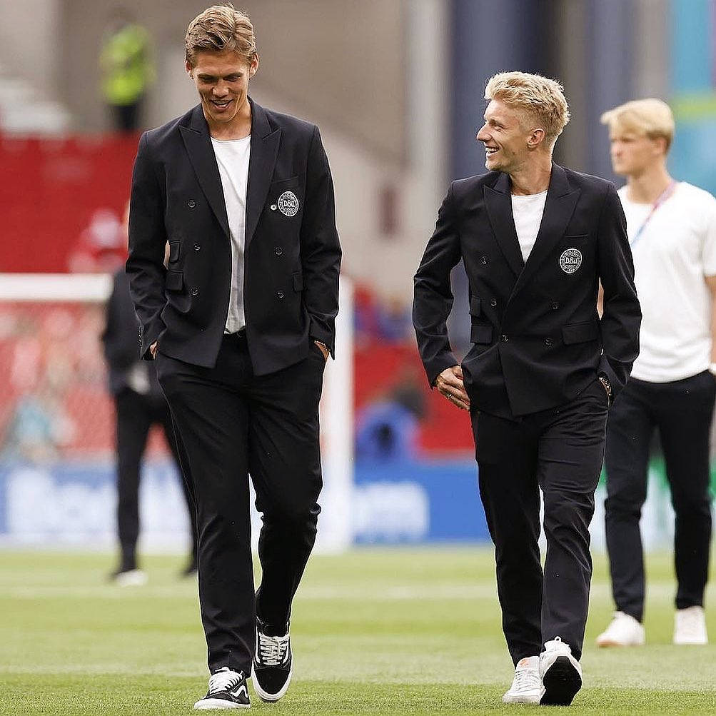 Jannik Vestergaard, black blazers, white tees, SD Desktop Wallpaper
