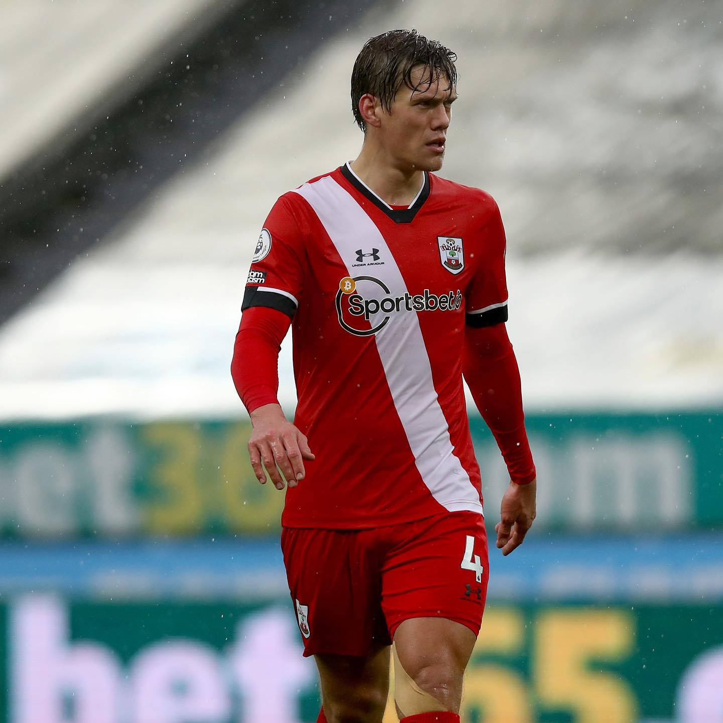 Jannik Vestergaard, red and white striped jersey, rainy pitch, HD Desktop Wallpaper