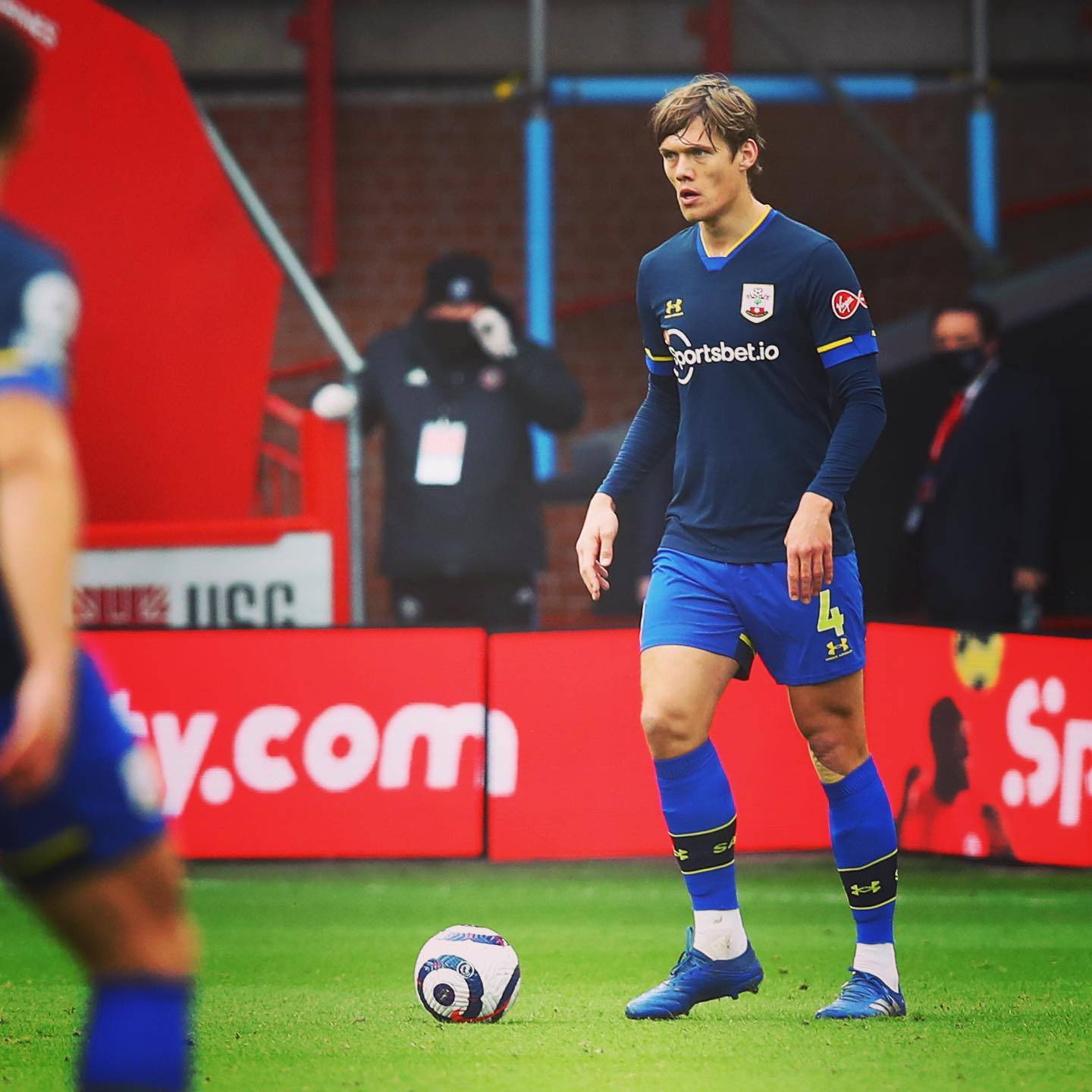 Jannik Vestergaard, blue kit, vibrant green pitch, HD Desktop Wallpaper