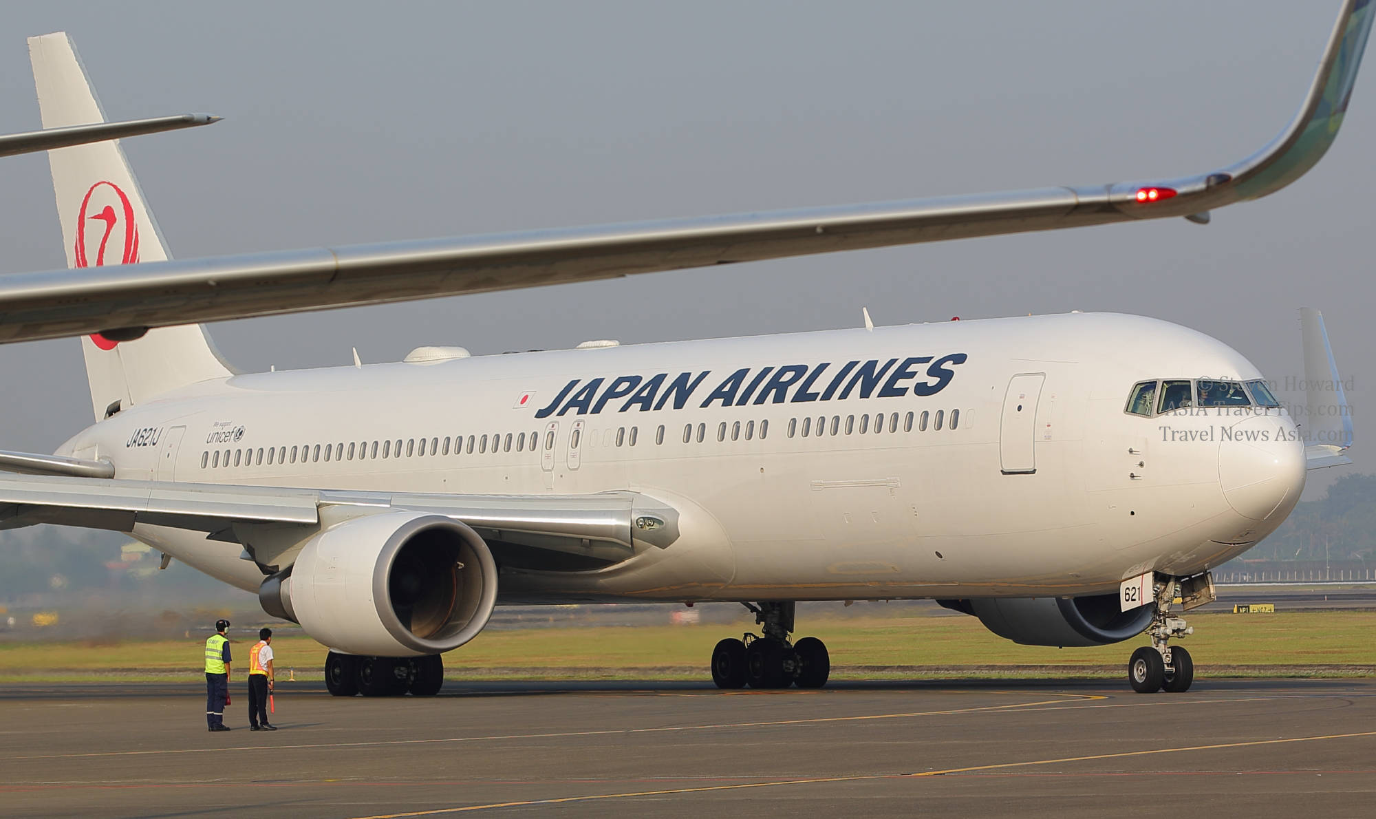 Japan Airlines, passenger jet, runway, Full HD Desktop Wallpaper