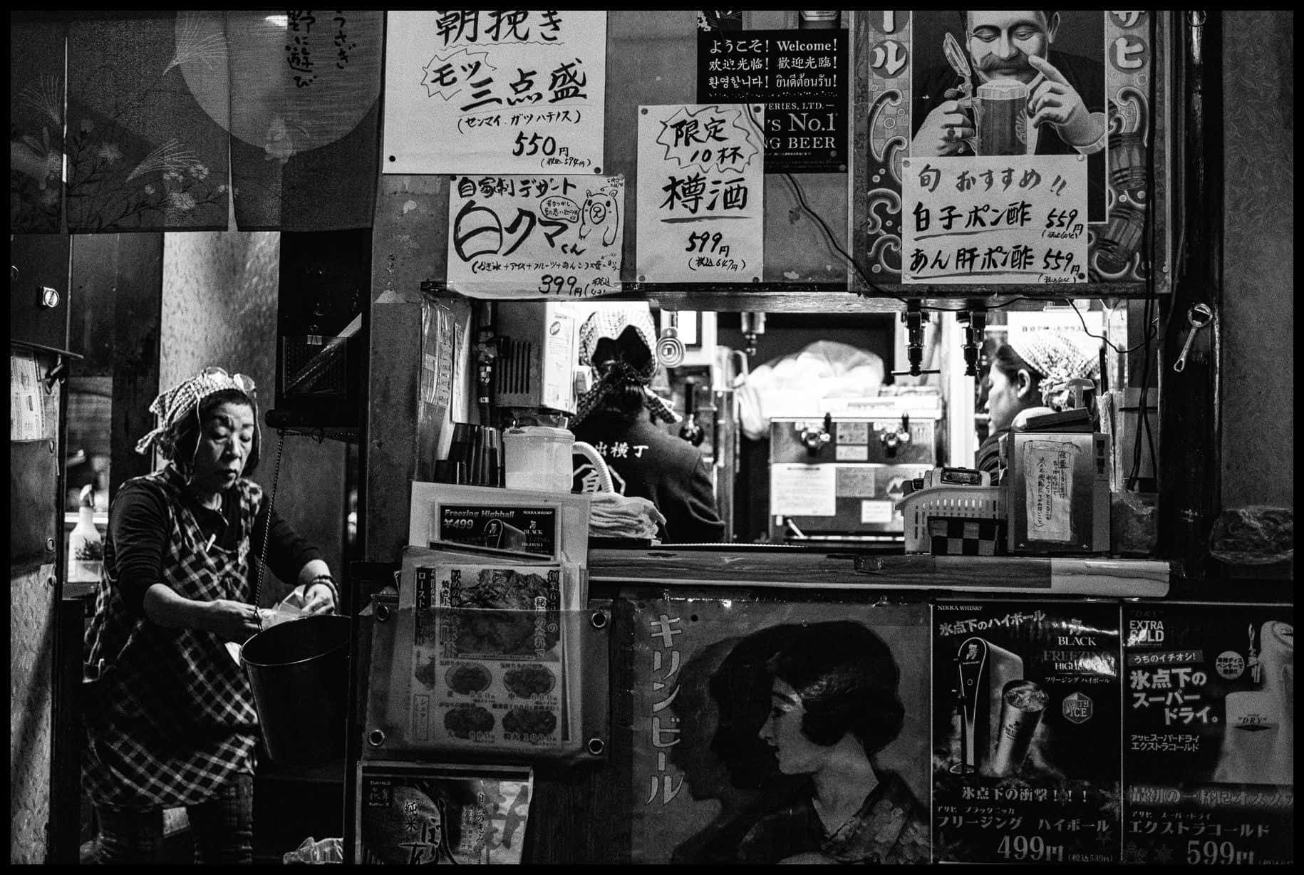 Japanese izakaya counter, handwritten signs, beer ads, HD Desktop Wallpaper