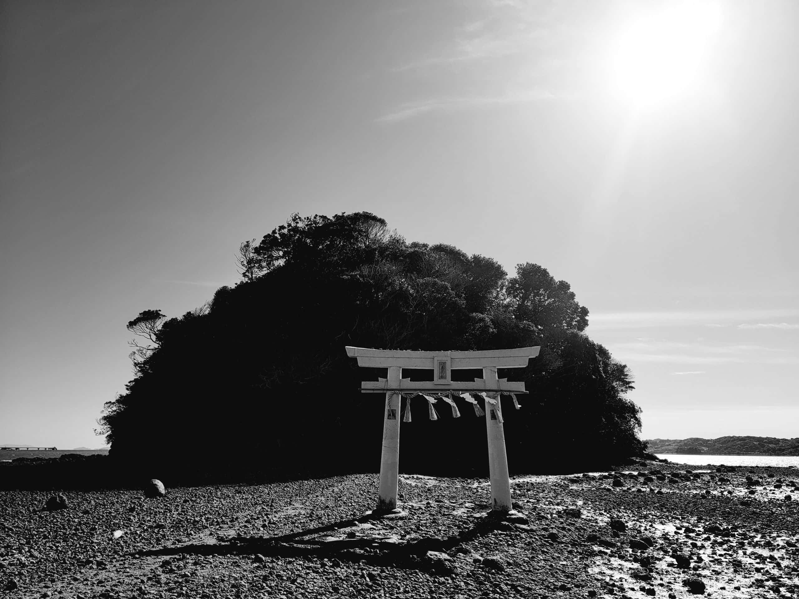 torii gate, rocky shore, dark tree-covered island, 2K Desktop Wallpaper