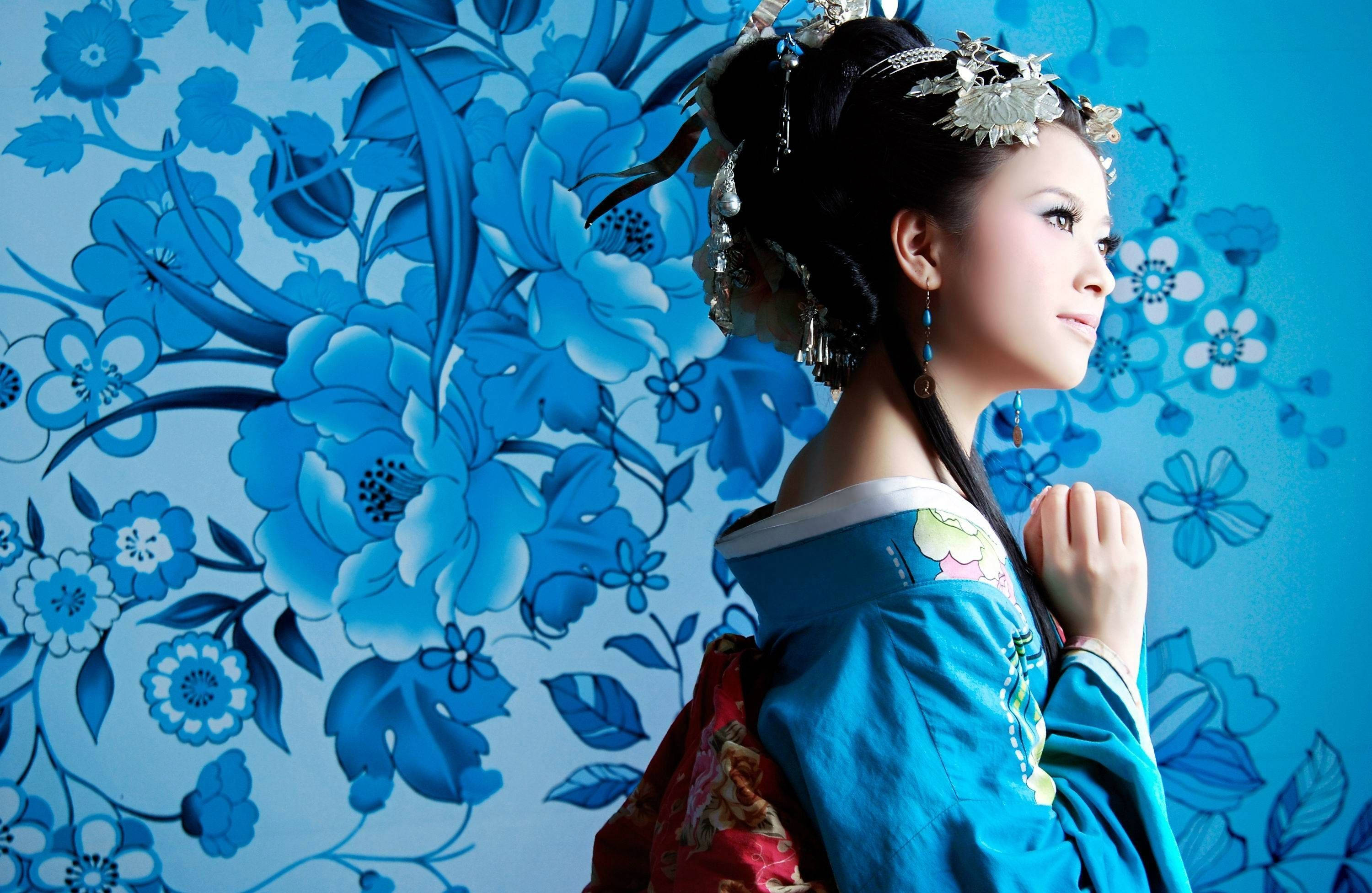 Japan Girl, blue floral aesthetic, traditional blue and red attire, 2K Desktop Wallpaper