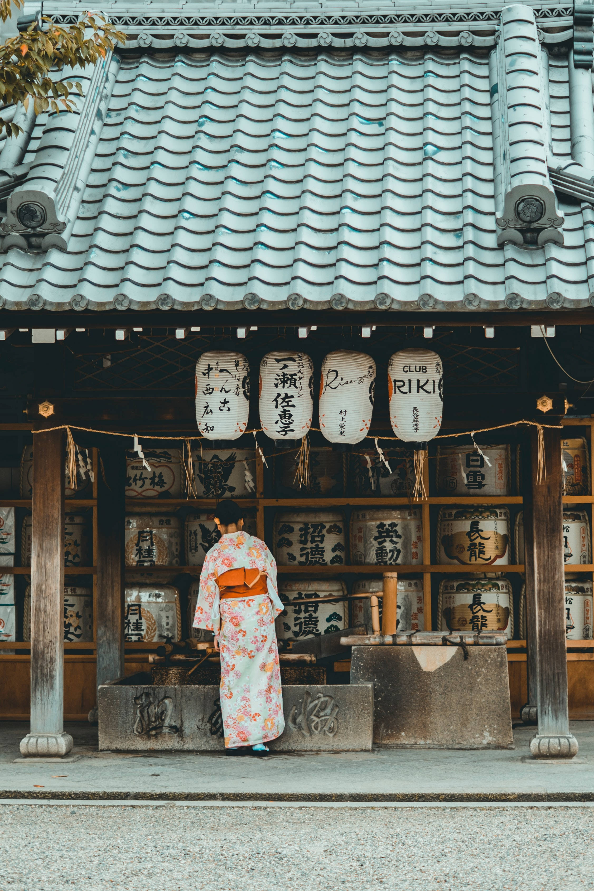 floral kimono, traditional Japanese shrine, tiled roof, 2K Phone Wallpaper