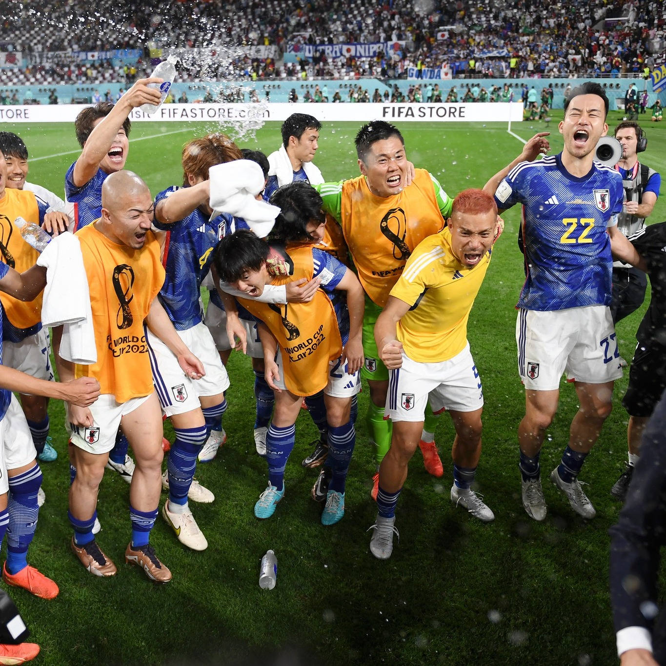 Japan National Football Team, stadium field, champagne, HD Desktop Wallpaper