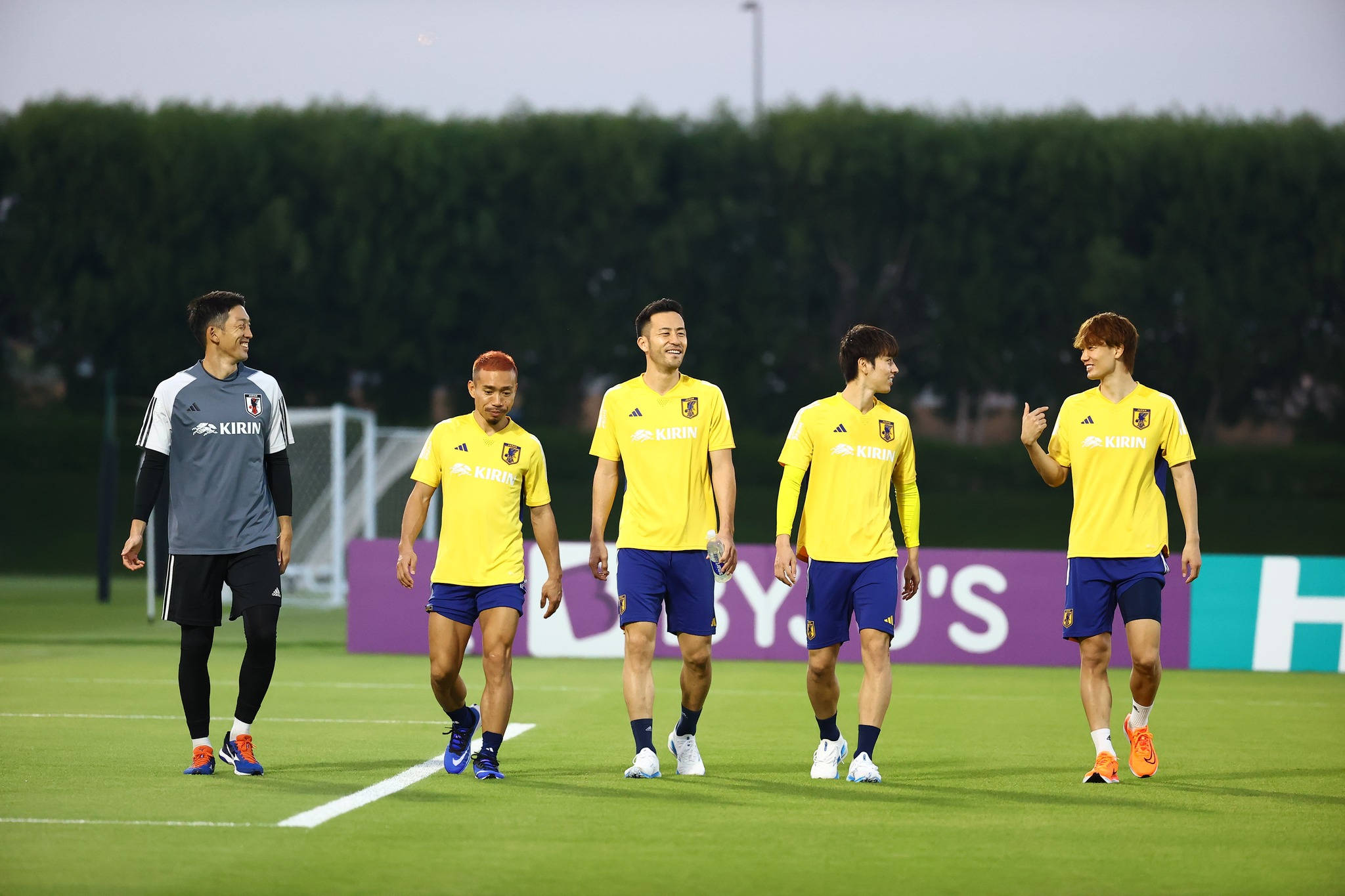 Japan National Football Team, yellow jerseys, green field, Full HD Desktop Wallpaper