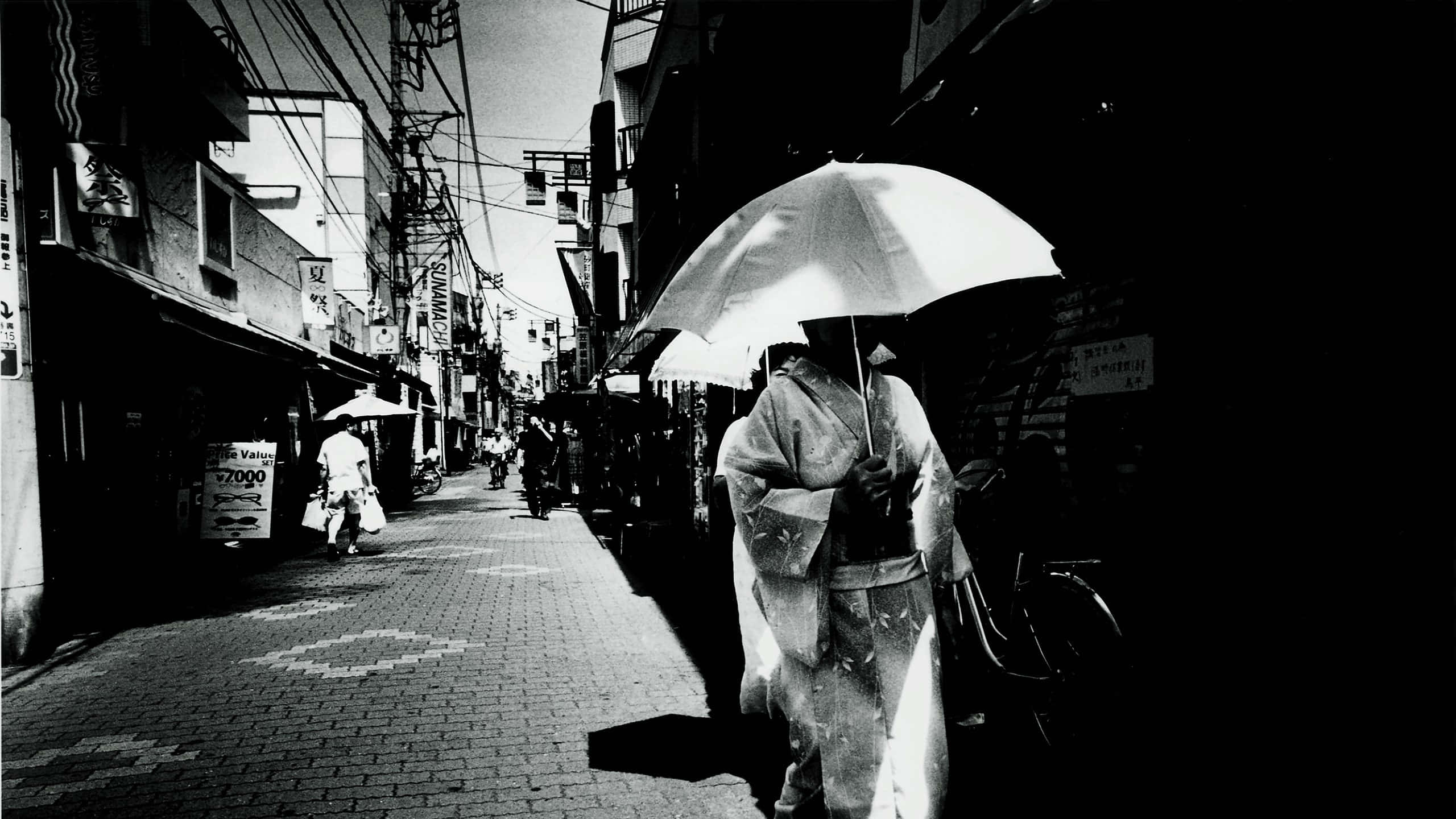 traditional robes, narrow Japanese street, large umbrella, 2K Desktop Wallpaper