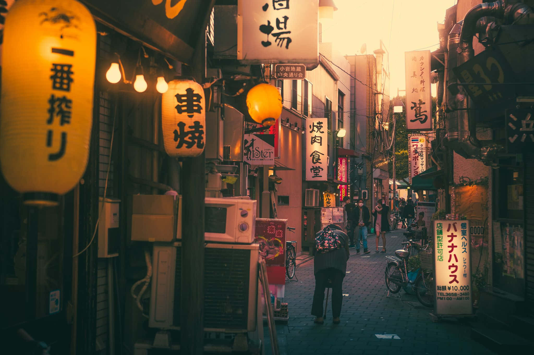 Japanese alleyway, golden sunset light, glowing lanterns, Full HD Desktop Wallpaper