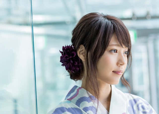 young woman, patterned yukata, deep purple flower, SD Desktop Wallpaper