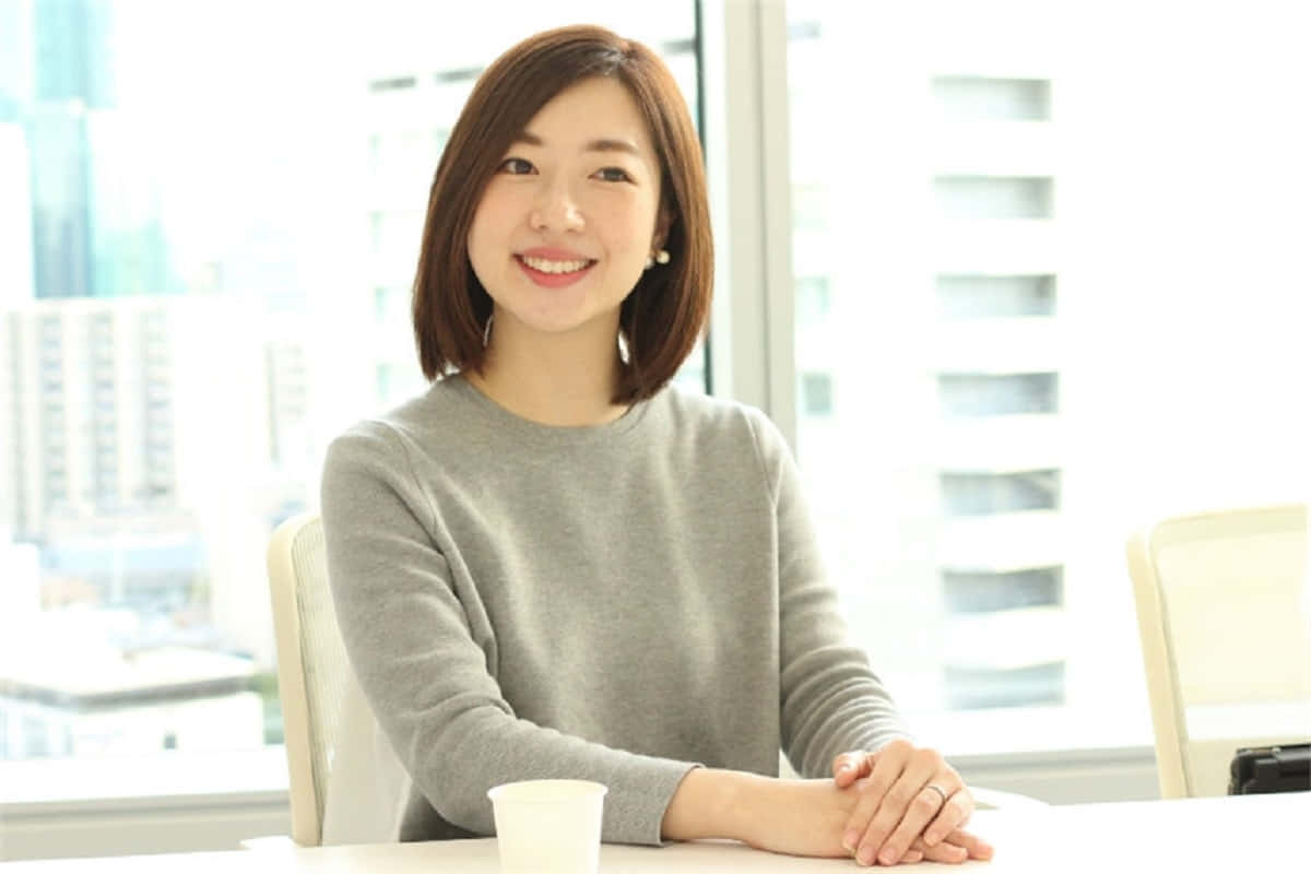 Japanese Corporate Women, short brown hair, white desk, SD Desktop Wallpaper