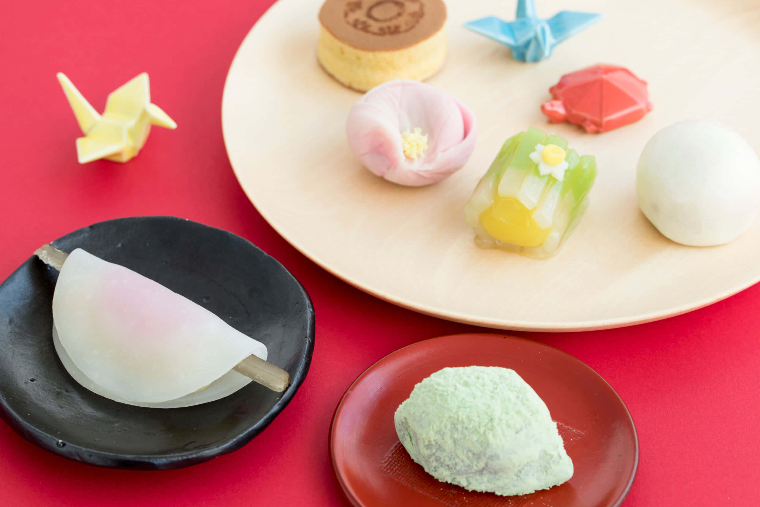 Japanese Sweets, red surface, origami cranes, 2K Desktop Wallpaper