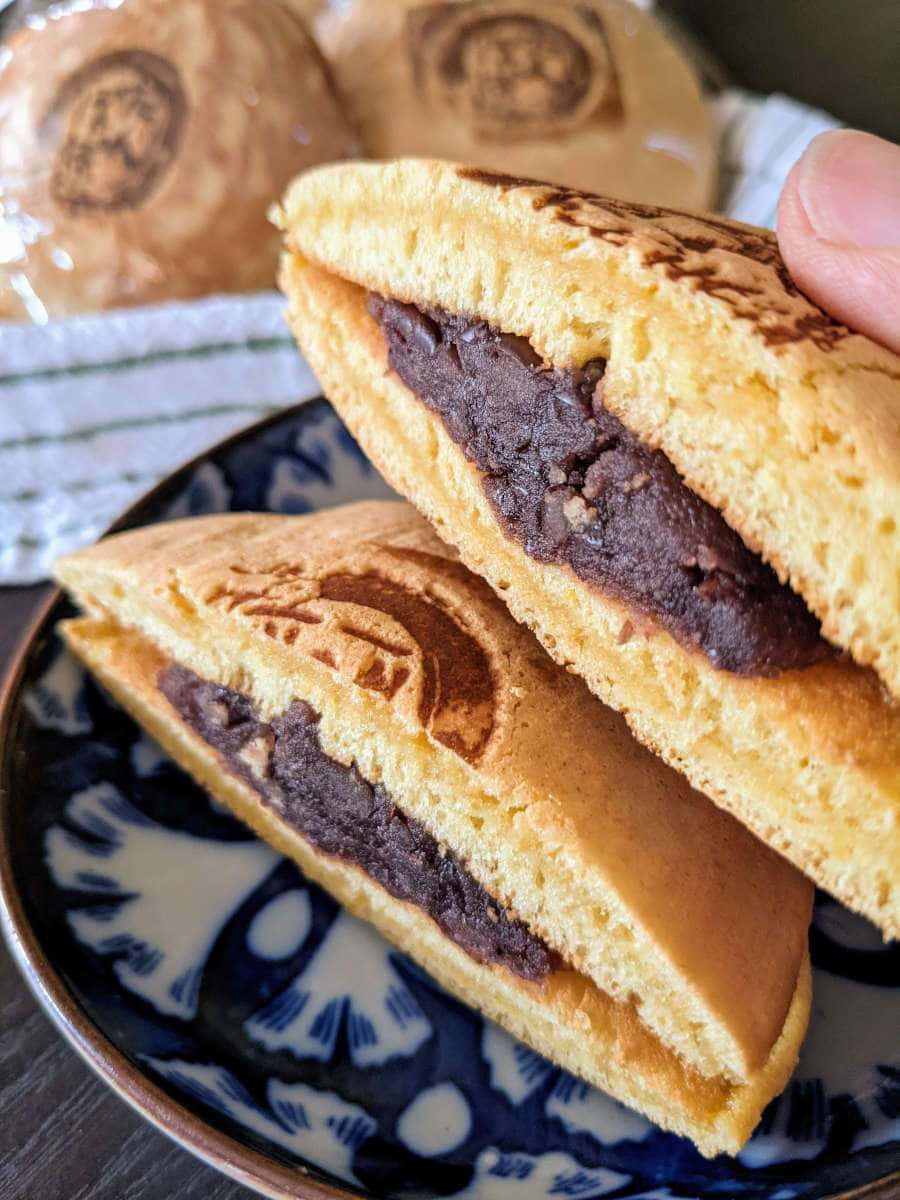 golden pancake, dark red bean filling, blue and white patterned plate, SD Phone Wallpaper