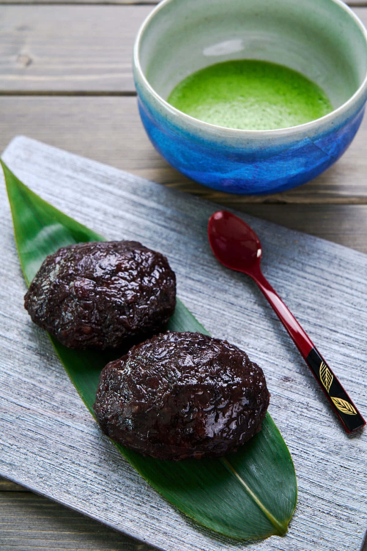 glossy dark mochi, green bamboo leaf, blue bowl, HD Phone Wallpaper