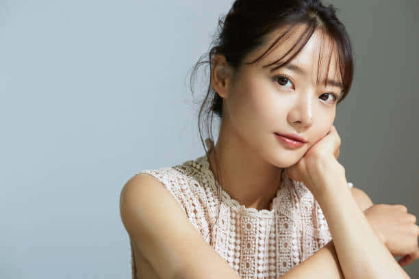 Japanese Simple Women, dark hair, white lace top, SD Desktop Wallpaper