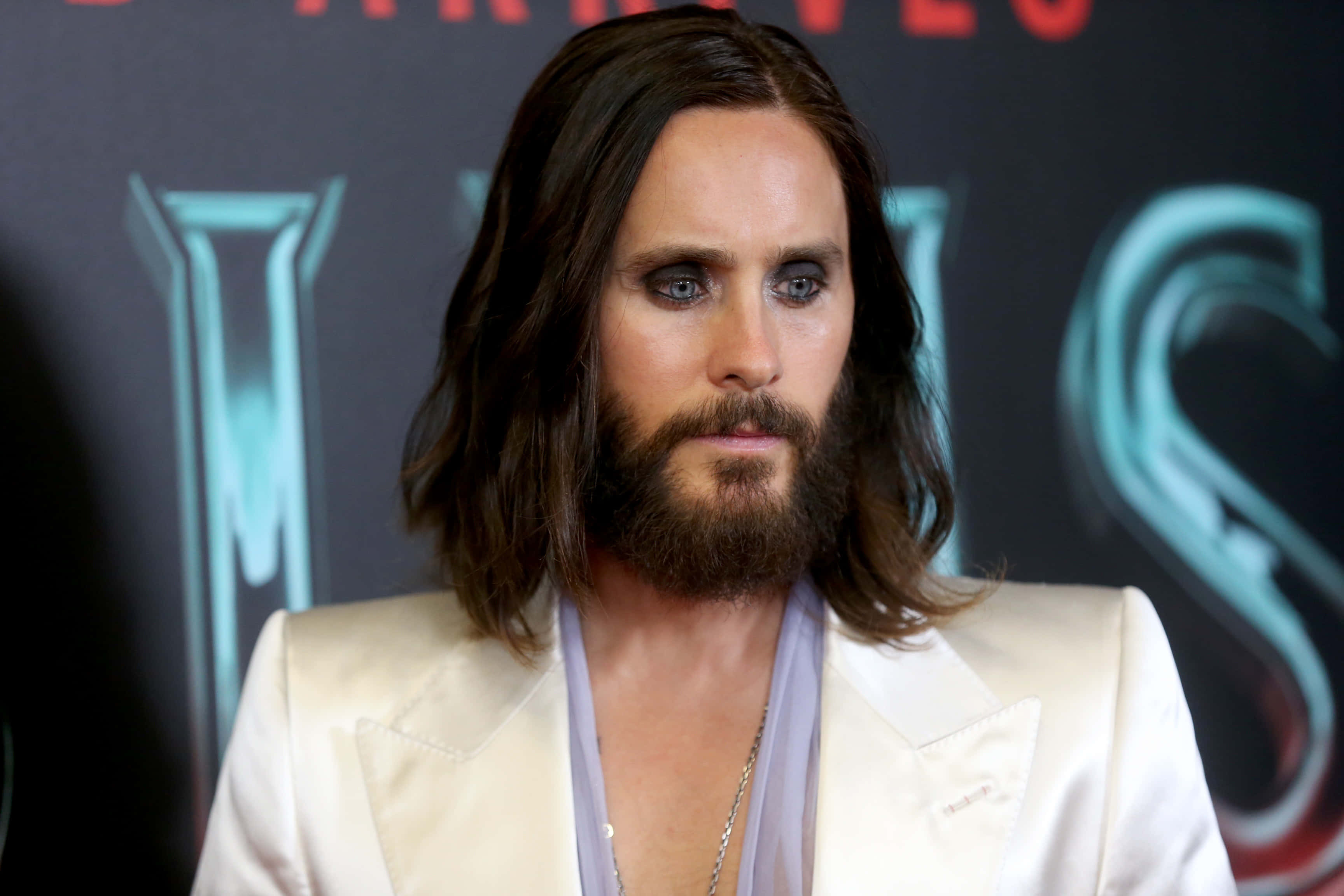 Jared Leto, cream suit, long dark hair, 2K Desktop Wallpaper