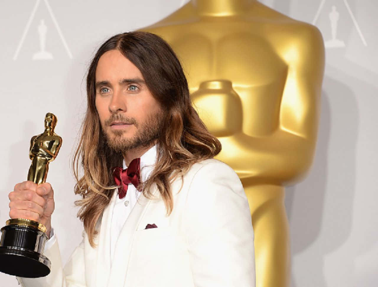 Jared Leto, golden Oscar statue, white suit, HD Desktop Wallpaper