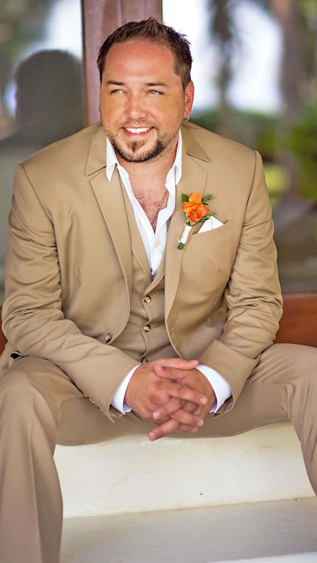 Jason Aldean, tan three-piece suit, white ledge, Full HD Phone Wallpaper