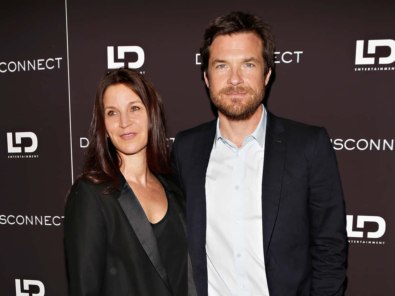 Jason Bateman, formal wear, branded event backdrop, HD Desktop Wallpaper