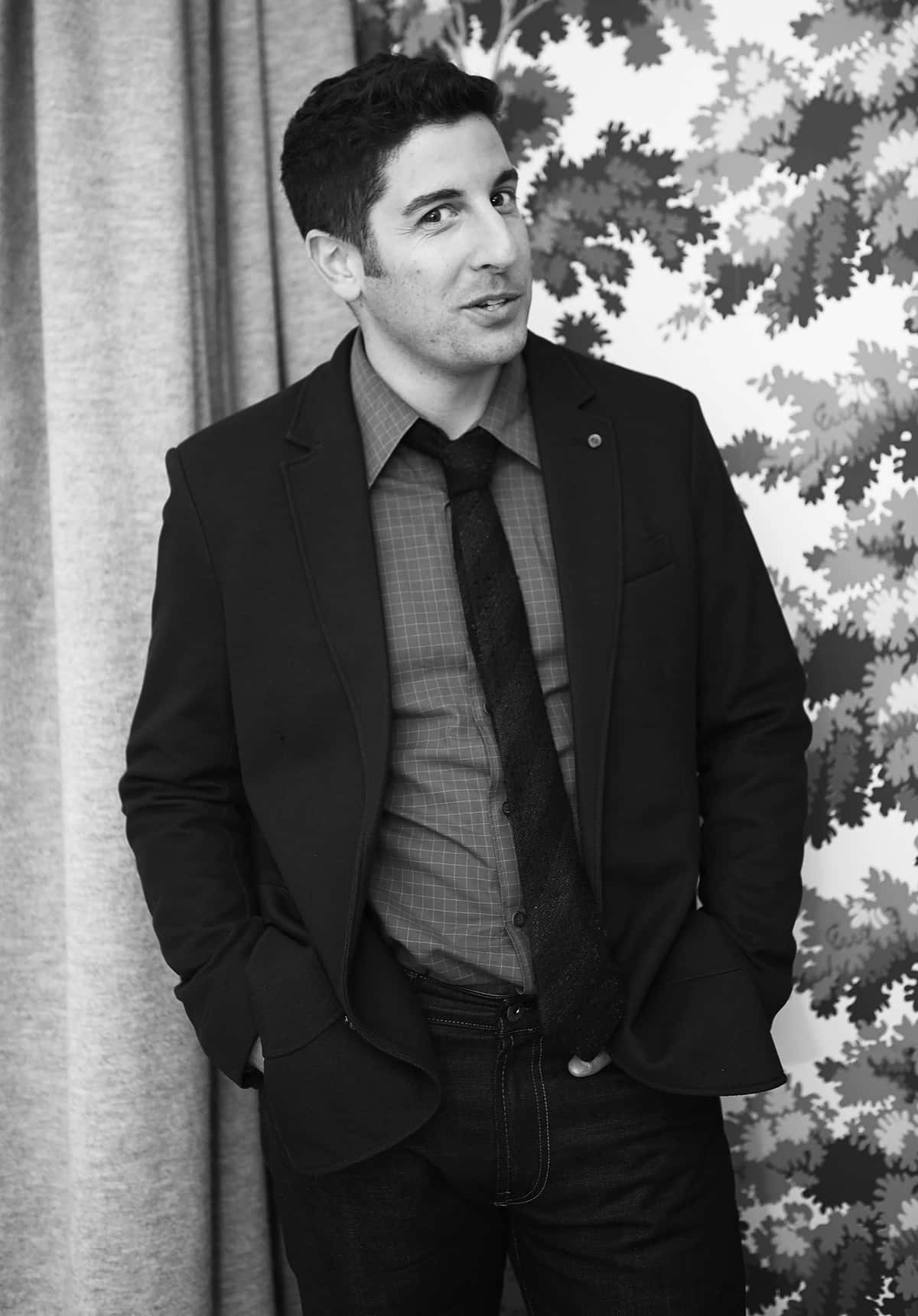 Jason Biggs, suit, leaf-patterned wallpaper, HD Phone Wallpaper