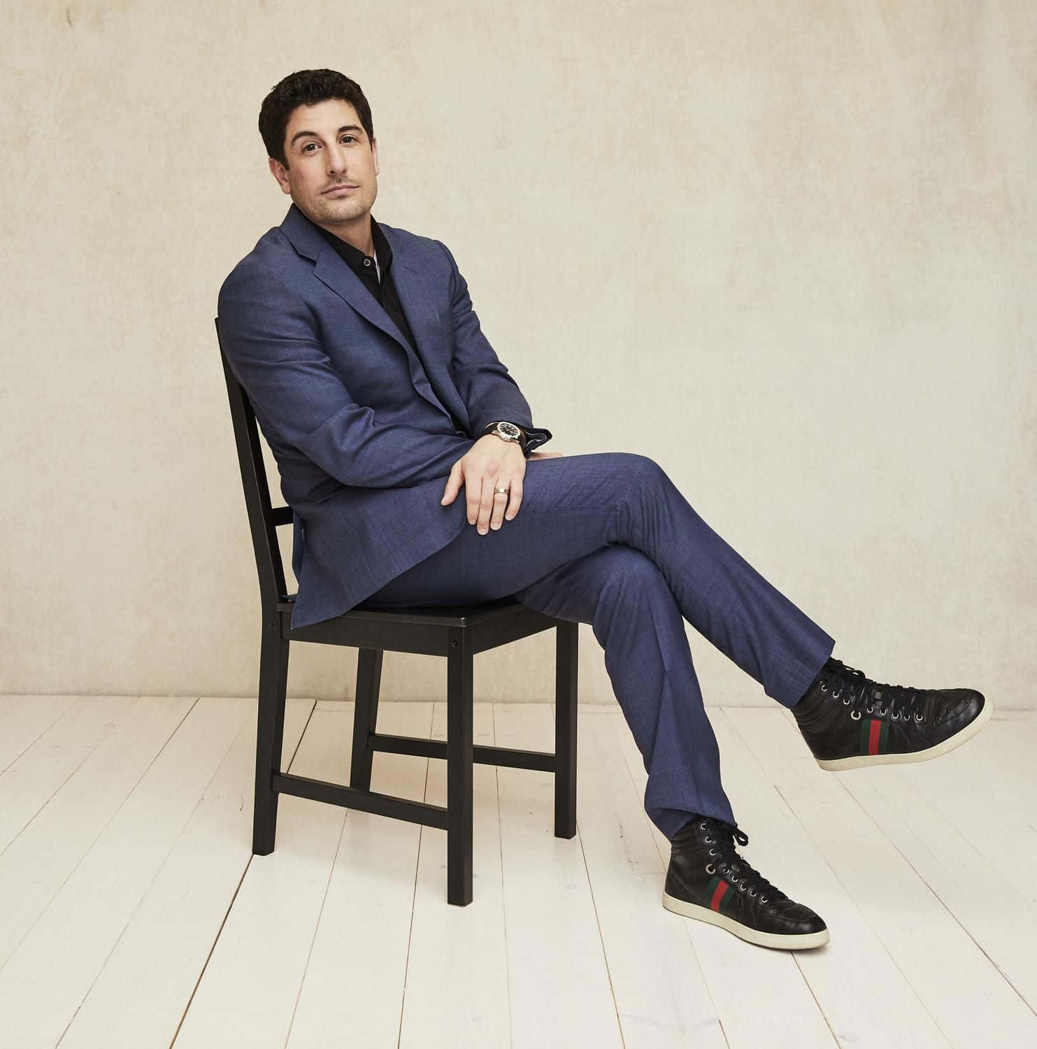 Jason Biggs, blue suit, black sneakers, HD Phone Wallpaper