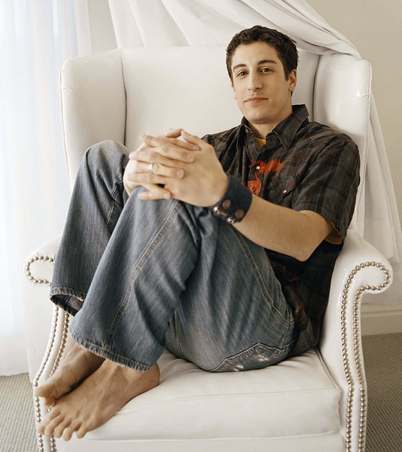Jason Biggs, white armchair, pearl trim, HD Phone Wallpaper