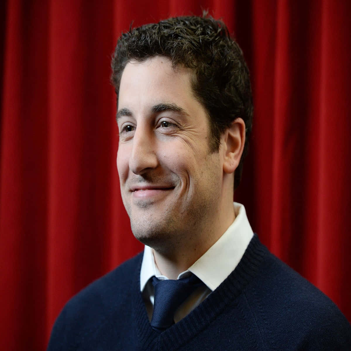 Jason Biggs, curly dark hair, rich red curtain backdrop, SD Desktop Wallpaper