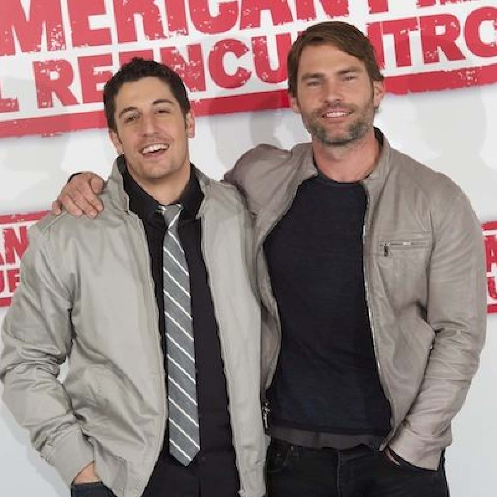 Jason Biggs, movie premiere, red text backdrop, HD Desktop Wallpaper