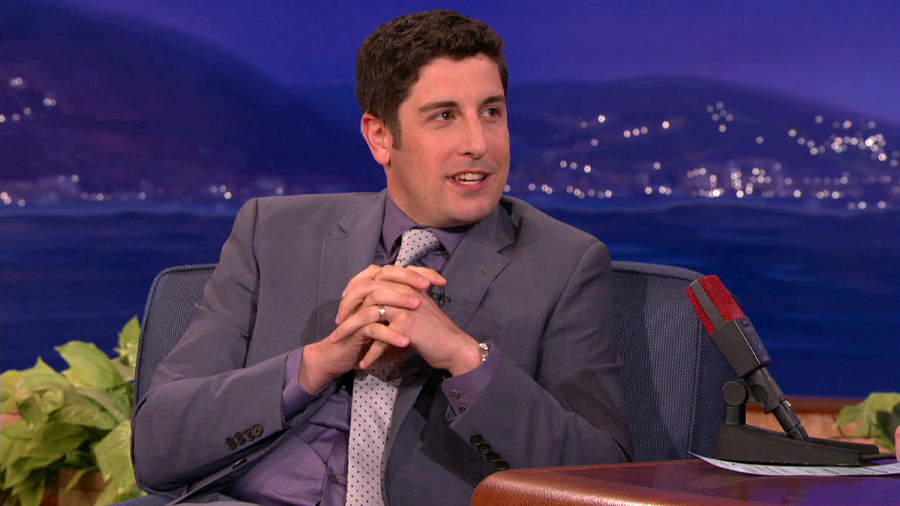 Jason Biggs, gray suit, talk show desk, HD Desktop Wallpaper