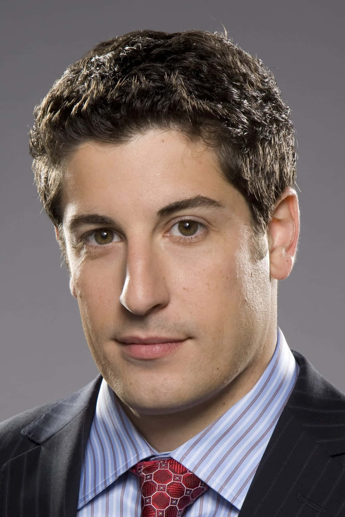 Jason Biggs, pinstripe suit, red patterned tie, HD Phone Wallpaper