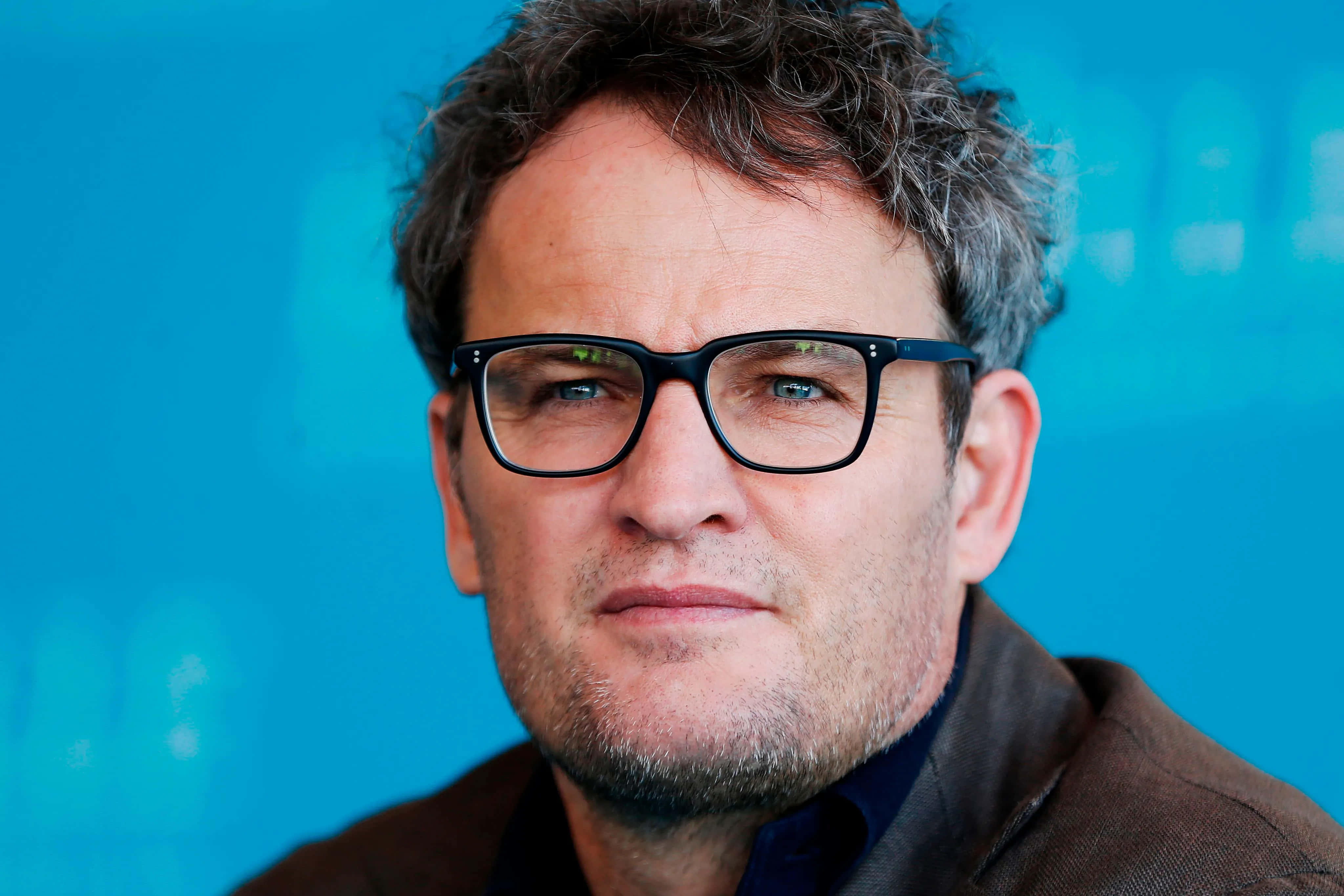 Jason Clarke, graying hair, black-rimmed glasses, 4K Desktop Wallpaper