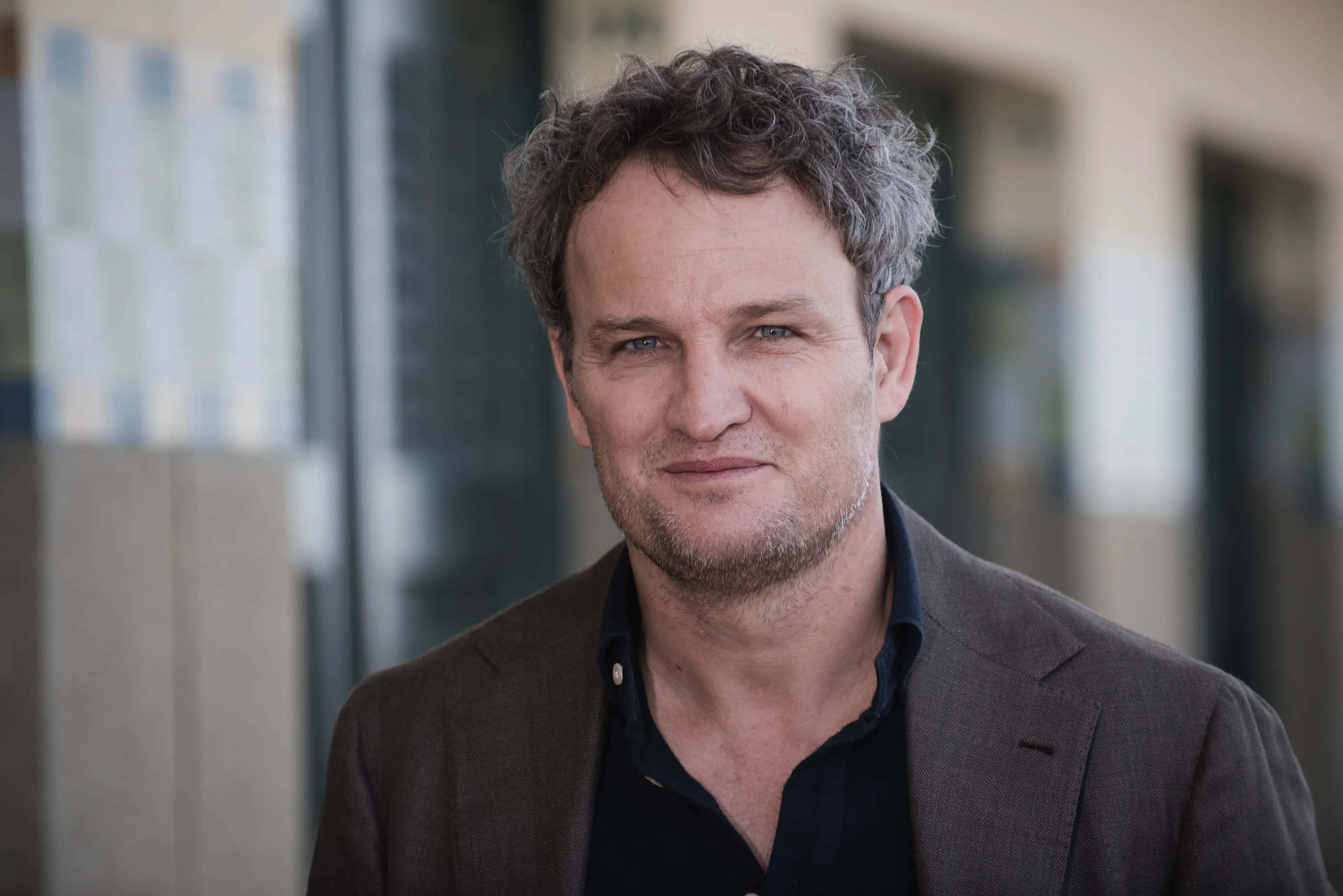 Jason Clarke, graying curly hair, slight smile, 2K Desktop Wallpaper