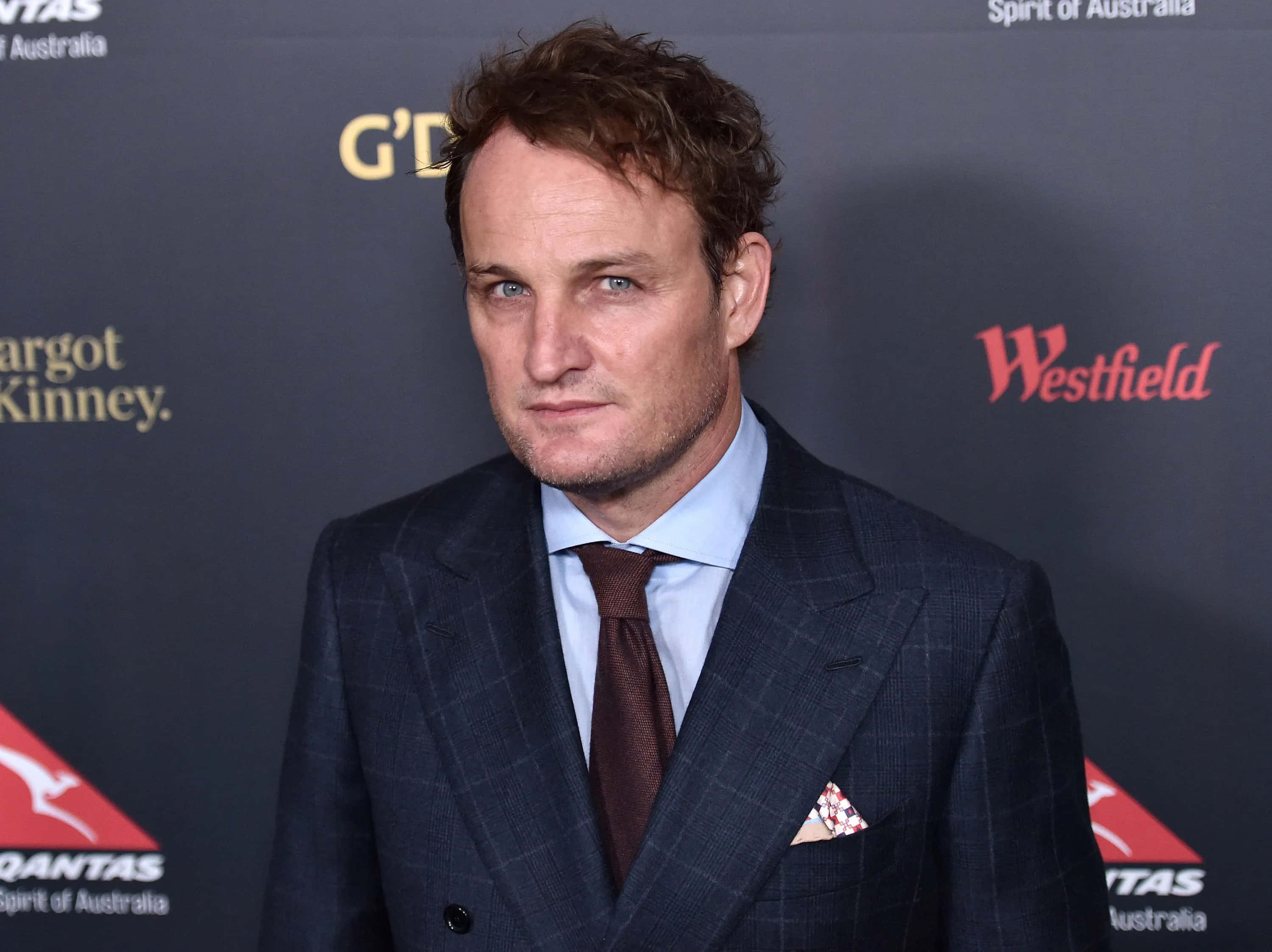 Jason Clarke, dark checkered suit, brown tie, 2K Desktop Wallpaper