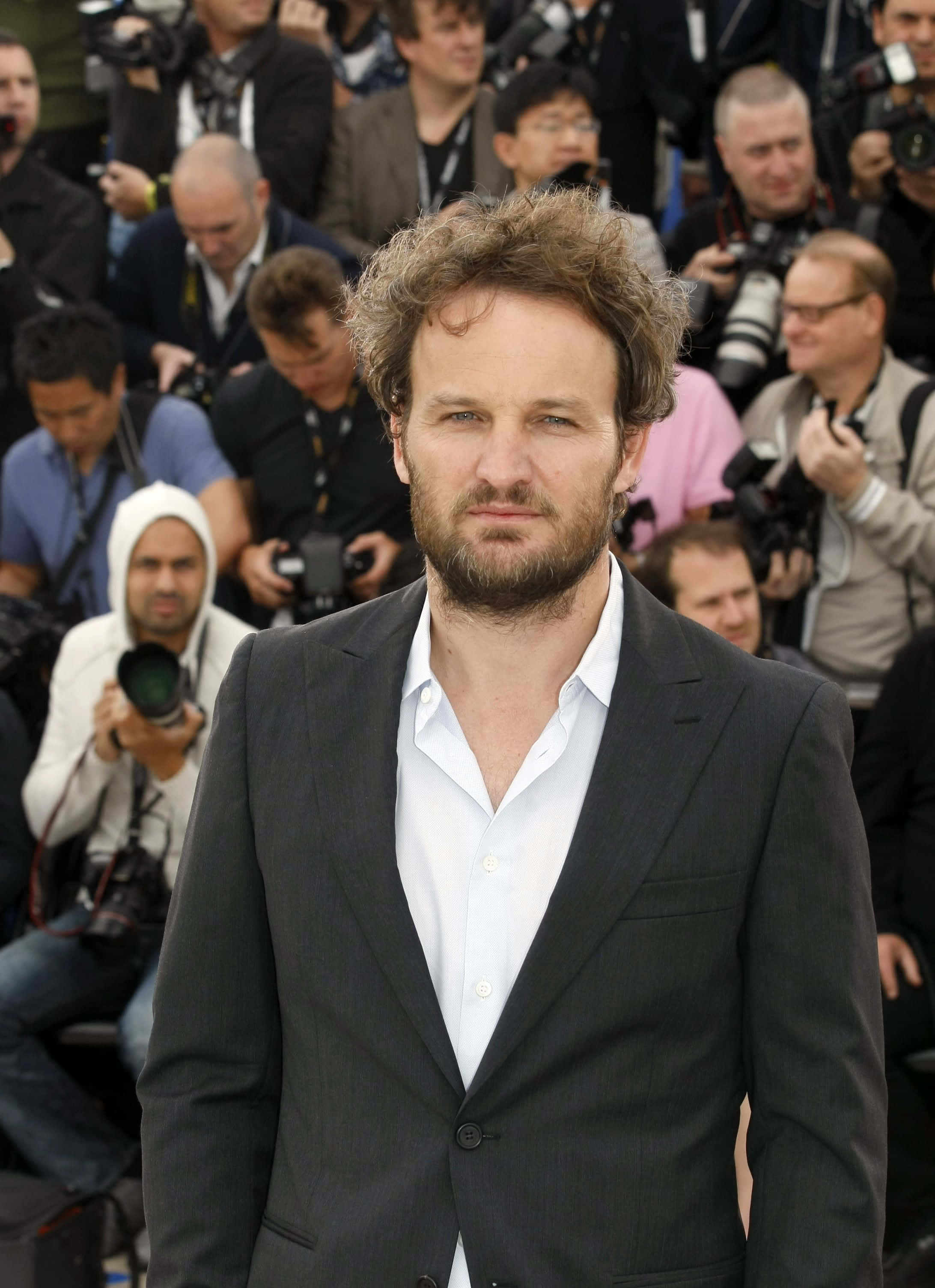 Jason Clarke, dark suit, crowded photo event, 2K Phone Wallpaper