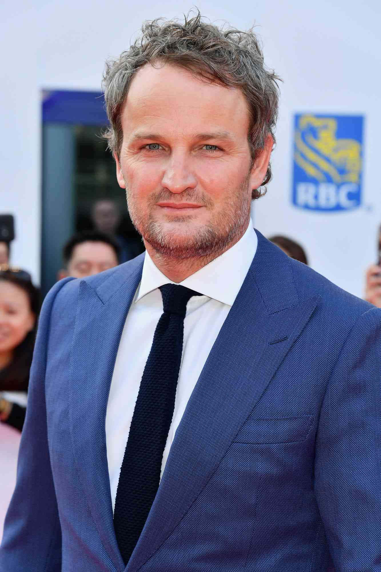Jason Clarke, red carpet event, blue suit, Full HD Phone Wallpaper