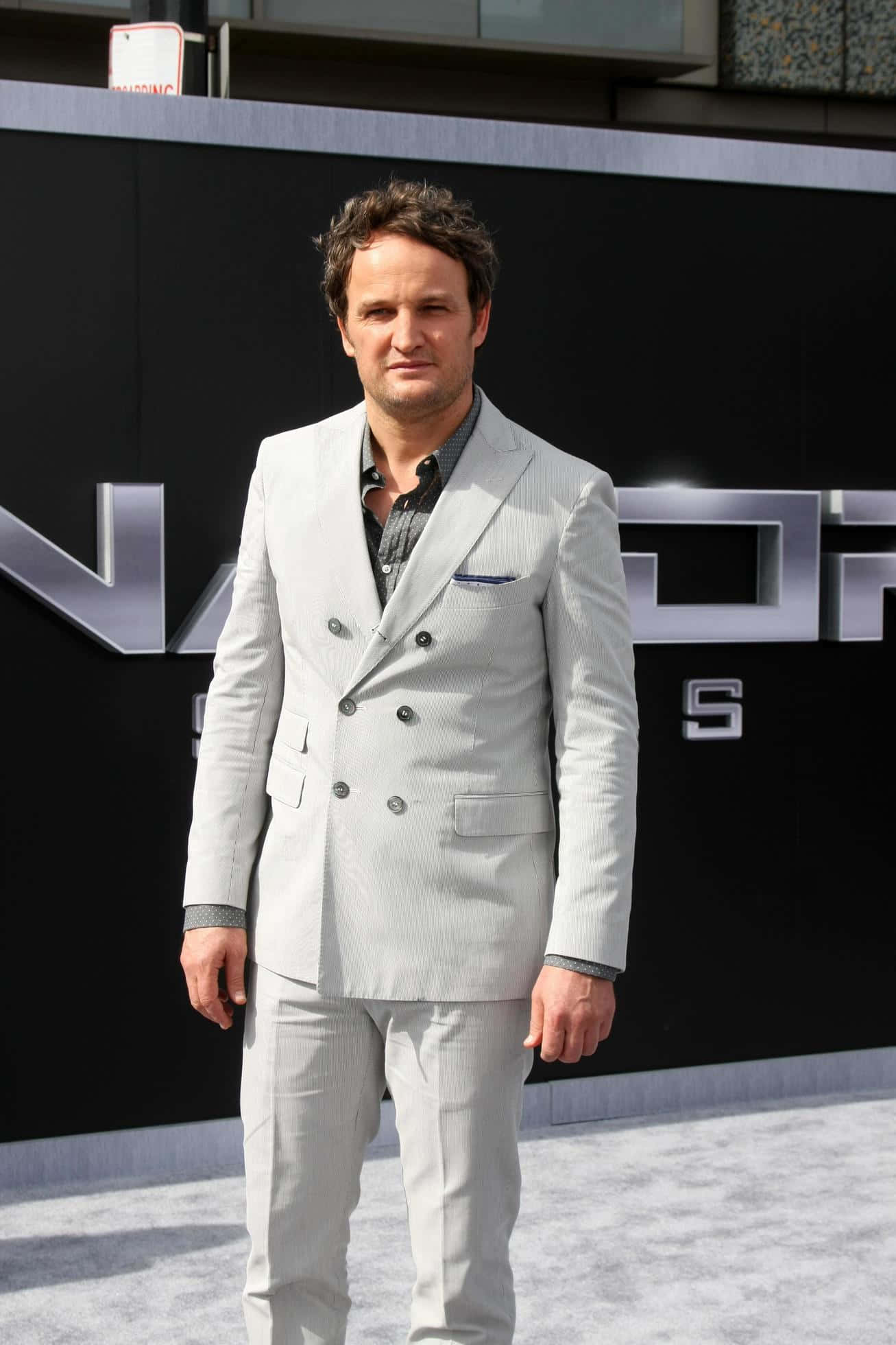 Jason Clarke, light gray double-breasted suit, black movie premiere backdrop, Full HD Phone Wallpaper