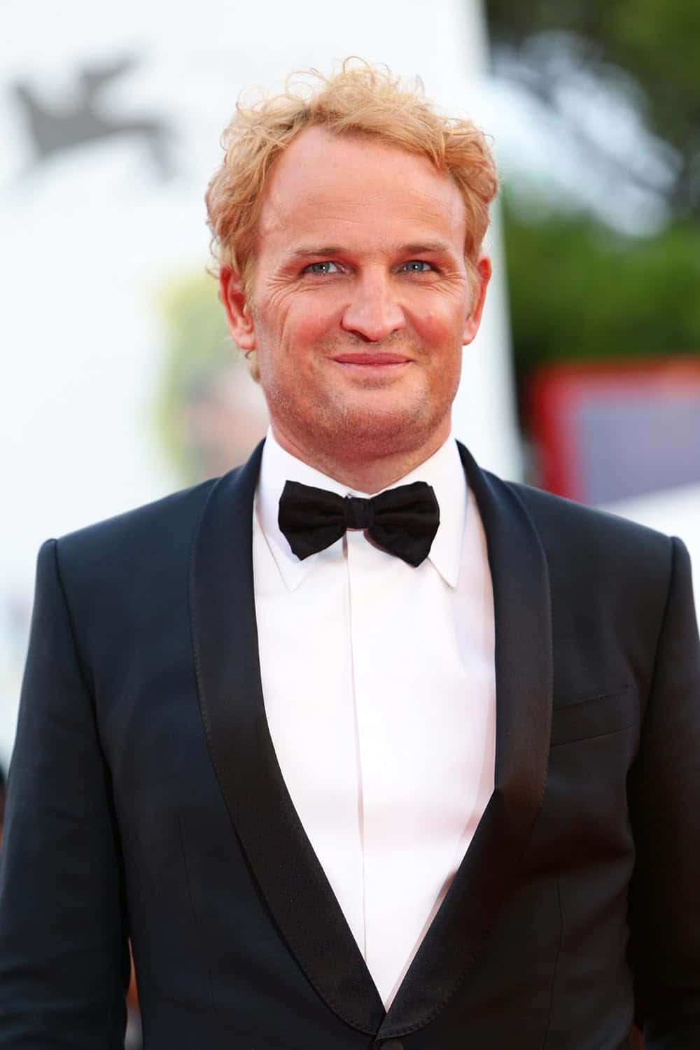 Jason Clarke, red carpet, black tuxedo, HD Phone Wallpaper