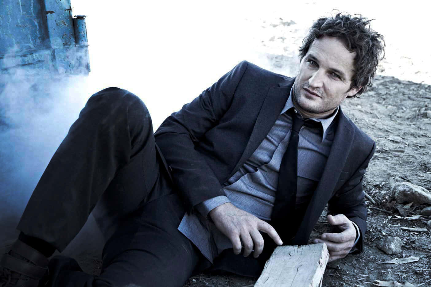 Jason Clarke, dark suit, gritty ground, HD Desktop Wallpaper