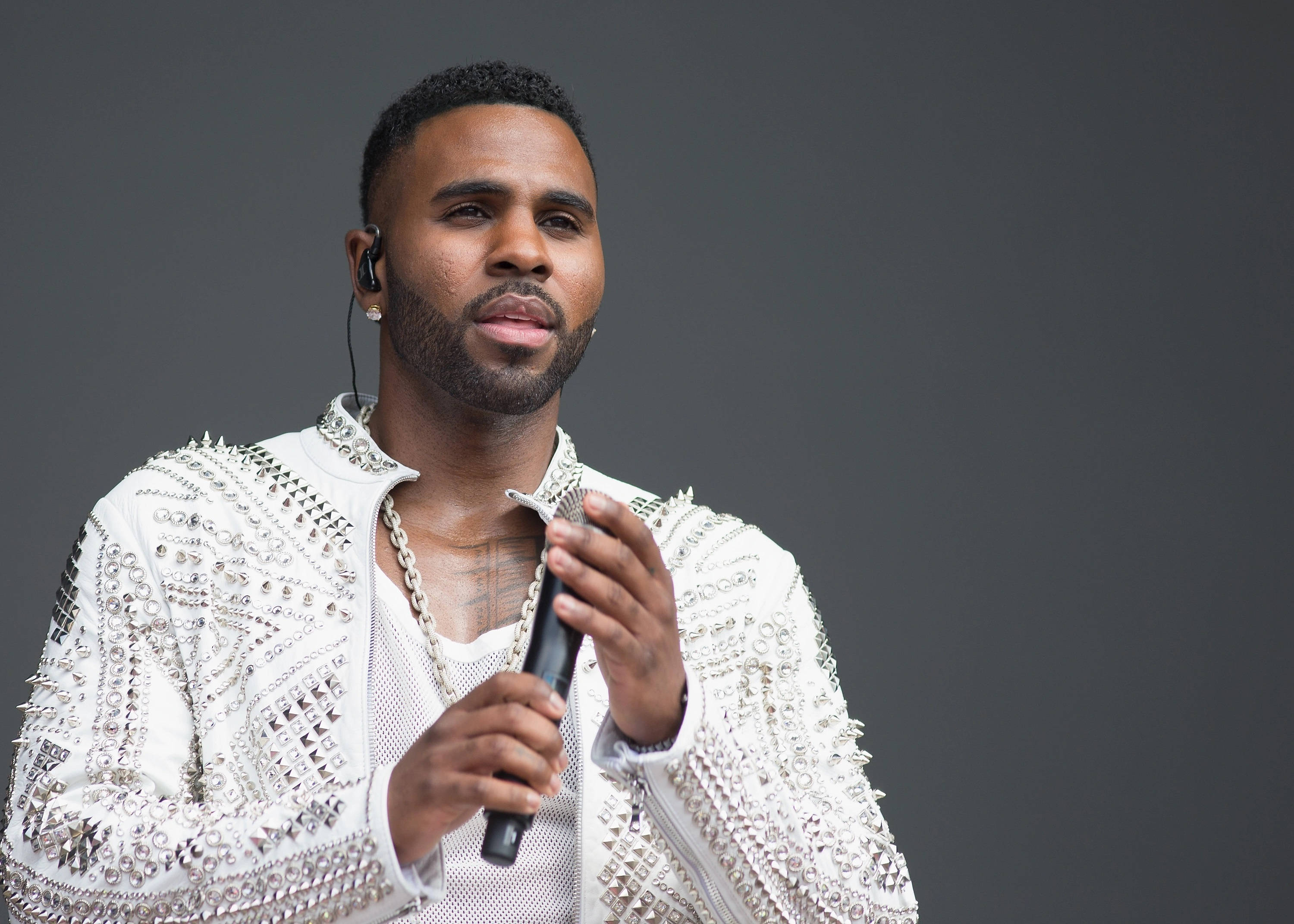 Jason Derulo, white studded jacket, microphone, 2K Desktop Wallpaper