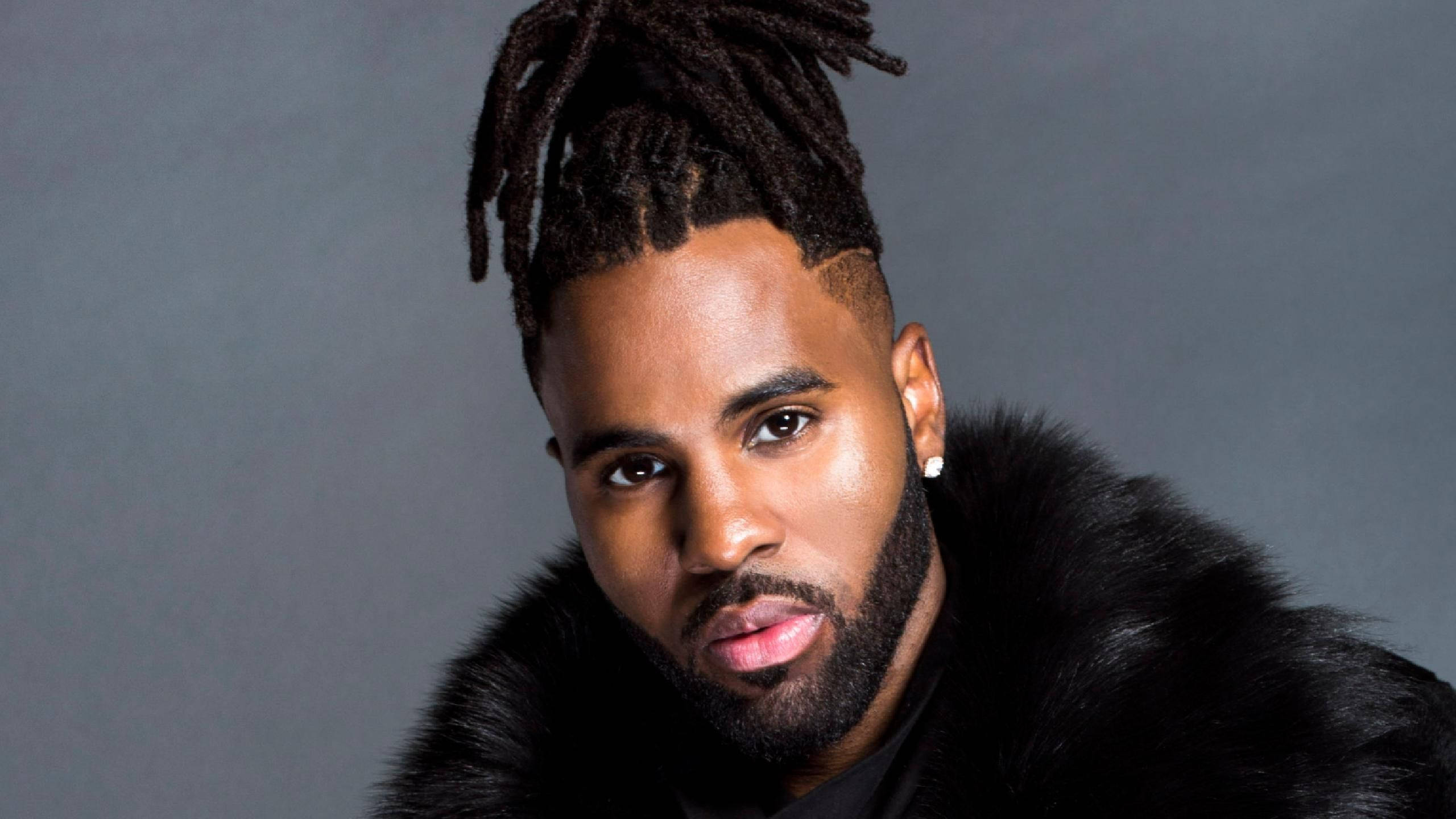 Jason Derulo, dreadlocks, black fur collar, 2K Desktop Wallpaper
