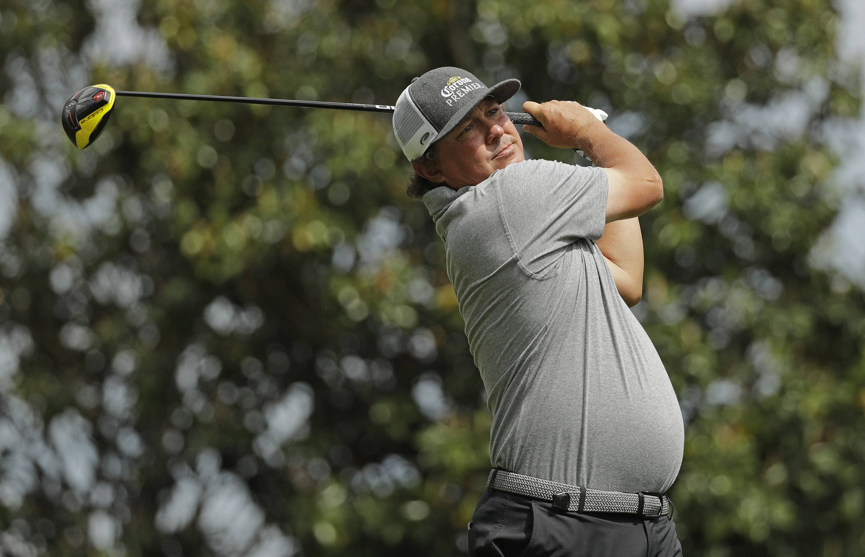 Jason Dufner, yellow and black driver, mid-swing, 2K Desktop Wallpaper